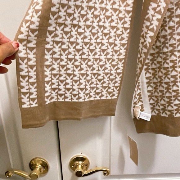 Michael Kors Scarf MK Monogra
Reversible Tan Beige White Knit Logo... - Picture 6 of 11